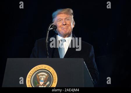 Washington DC, Stati Uniti d'America. 05 dicembre, 2019. U.S presidente Donald Trump offre commento presso la fiera annua nazionale del albero di Natale Illuminazione cerimonia 2019 sull'ellisse Dicembre 5, 2019 a Washington D.C. Credito: Joyce Boghosian/White House foto/Alamy Live News Foto Stock