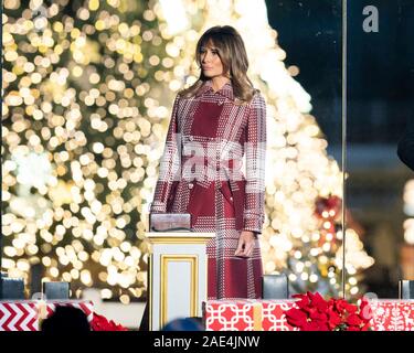 Washington DC, Stati Uniti d'America. 05 dicembre, 2019. U.S prima signora Melania Trump durante la 97nazionali annuali per albero di Natale Illuminazione cerimonia 2019 sull'ellisse Dicembre 5, 2019 a Washington D.C. Credito: Andrea Hanks/White House foto/Alamy Live News Foto Stock