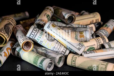 Le banconote di American contanti le fatture del dollaro di varie denominazioni sono solo strumento di opportunità e desideri utilizzare il denaro per il bene o per il male fare goo Foto Stock