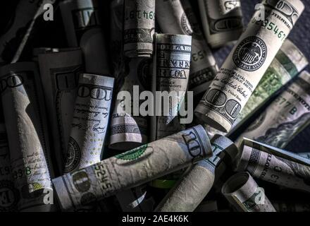 Le banconote di American contanti le fatture del dollaro di varie denominazioni sono solo strumento di opportunità e desideri utilizzare il denaro per il bene o per il male fare goo Foto Stock