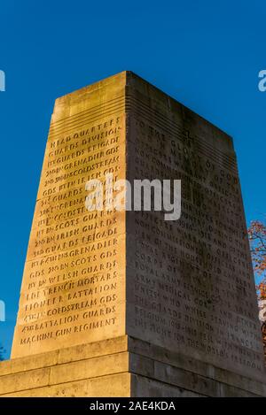 Le guardie Memorial o le protezioni Divisione Memoriale di guerra su Horse Guards Road Central London. Progettato da H. Chalton Bradshaw 1926. Grado che ho elencato. Foto Stock