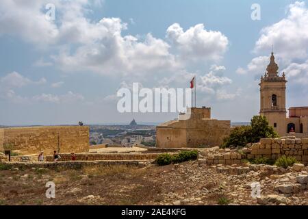 San Giovanni Cavalier e la parte posteriore della cattedrale di Victoria a Gozo, Malta. Foto Stock