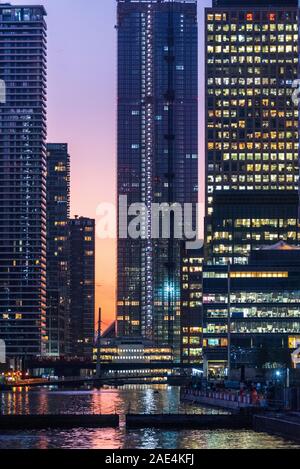 Canary Wharf London - waterside edifici Canary Wharf al crepuscolo. Foto Stock