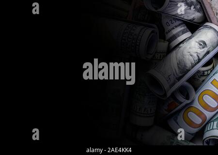 Le banconote di American contanti le fatture del dollaro di varie denominazioni sono solo strumento di opportunità e desideri utilizzare il denaro per il bene o per il male fare goo Foto Stock