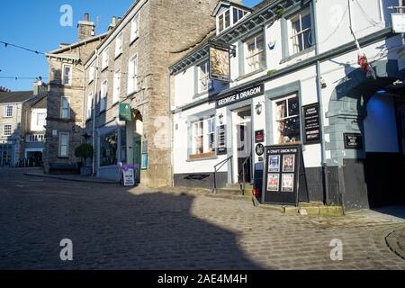 Vista del George and Dragon pub, Kendal Cumbria, Regno Unito Foto Stock