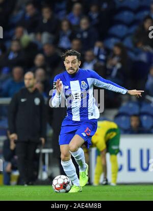 Porto, Portogallo. 06 Dic, 2019. 2° dicembre 2019; Dragao Stadium, Porto, Portogallo; campionato portoghese calcio, FC Porto versus Pacos de Ferreira; Alex Telles di FC Porto - Editoriale usare carte di credito: Azione Plus immagini di sport/Alamy Live News Foto Stock