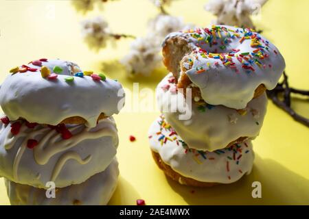 Ciambella, ciambella polacco, donut classic, donut classic, ciambella per una vecchia ricetta, una ciambella con cuori su sfondo giallo, close-up. copia spazio. morso Foto Stock