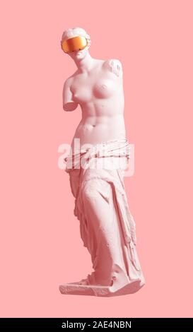 Modello 3D Aphrodite con Golden occhiali per realtà virtuale su sfondo rosa. Concetto di arte e di realtà virtuale. Foto Stock