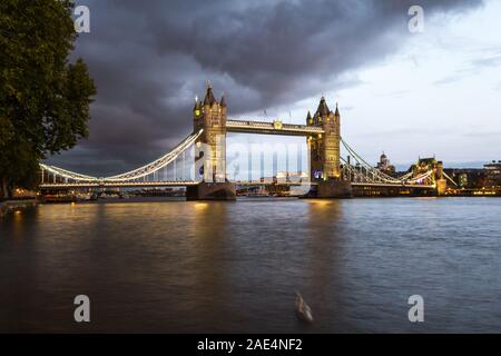 Londra - Settembre 06 2019: nuvole scure dietro l'iconica Tower Bridge con un po' di luce nel pomeriggio sulle torri aggiungendo un contrasto naturale, Londra S Foto Stock