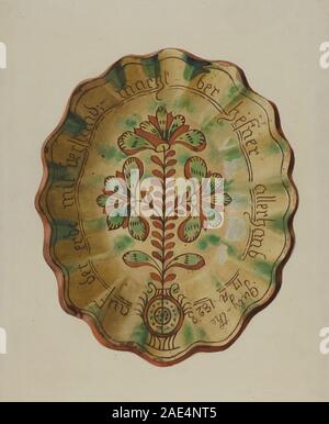 Un piatto decorativo tedesco della Pennsylvania creato intorno al 1936 da Albert Levone. Realizzata in ceramica o ceramica, presenta motivi dipinti e motivi tipici dell'arte popolare tedesco-americana del XX secolo. Foto Stock