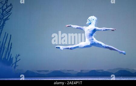 Edimburgo, Scozia, Regno Unito. Il 6 dicembre 2019. Scottish Ballet della produzione del Snow Queen durante prove abito presso il Teatro del Festival di Edimburgo. Ispirato da Hans Christian Andersen fiaba, il balletto è impostato per la musica di Rimsky-Korsakov ed eseguita dalla Scottish Ballet Orchestra. La coreografa è Christopher Hampson e Designer è Lez Brotherston. Iain Masterton/Alamy Live News Foto Stock