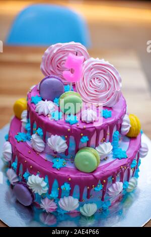 Colorate Amaretti fresca sulla bella torta per bambino compleanno di s. Torta con il numero 5. Blu con rosa a due piani di torta per vacanza. Buon compleanno luminose Foto Stock