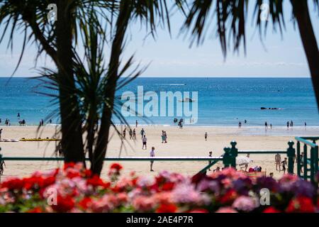 Le persone che si godono la spiaggia su una giornata d'estate a St.Brelades Bay,Jersey,Isole del Canale Foto Stock