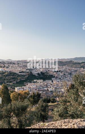 Paesaggio urbano di Fes/Fez in Marocco, Africa in una giornata di sole Foto Stock