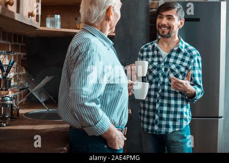 Nizza uomo gioioso avente una piacevole conversazione Foto Stock