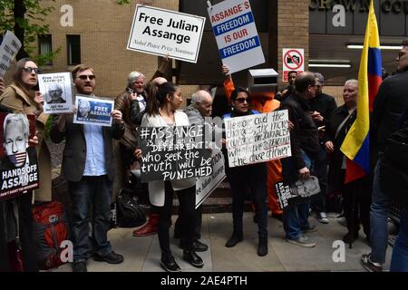 Londra, Regno Unito. Il 1 maggio 2019. Manifestanti accumulare al di fuori di Southwark Crown Court per protestare contro l'arresto di Julian Assange fondatore di Wikileaks pubblicazioni. Foto Stock