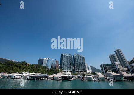 Luxury Yacht ormeggiati nell isola di Hong Kong con il porto di Aberdeen Foto Stock