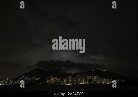 Isola di Hong Kong con il porto di Aberdeen di notte come una tempesta in rotoli Foto Stock