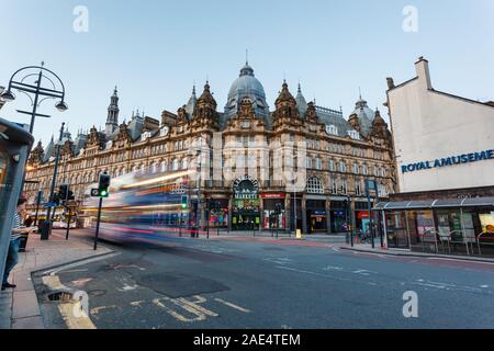 LEEDS, Inghilterra - agosto 06,2014: Kirkgate mercato su una nuova strada del mercato che è un popolare percorso autobus nella città di Leeds. Foto Stock