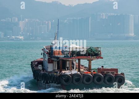 La pesca industriale di barche e navi per la pesca a strascico in Isola di Hong Kong con il porto di Aberdeen Foto Stock