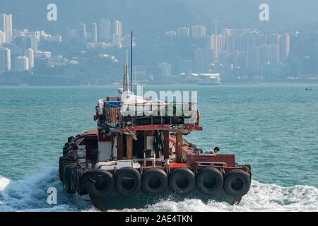 La pesca industriale di barche e navi per la pesca a strascico in Isola di Hong Kong con il porto di Aberdeen Foto Stock