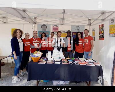 Montreuil, Francia, Group Portrait, attivisti dell'HIV AIDS delle ONG People AID, che lavorano a progetti di prevenzione dell'HIV, Ruban Rouge, Sensibiilsation for World AIDS Fund, azione collettiva, pandemia, contre le sida, operatori sanitari comunitari, epidemia e peste francia Foto Stock