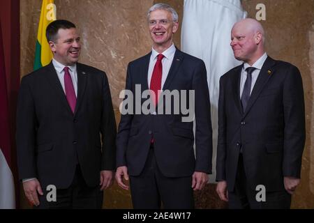 Riga, Lettonia. 6 dicembre, 2019. Estone di Primo Ministro Ratas Juri, Lettone Primo Ministro Krisjanis KARINS ha, e il Primo ministro lituano, Saulius Skvernelis (da L a R) posano per una foto durante la loro riunione a Riga, Lettonia, il 6 dicembre 2019. I primi ministri dei tre paesi baltici e la Polonia si sono incontrati qui il venerdì per discutere i progressi compiuti a livello regionale Infrastrutture ferroviarie progetto Rail Baltica in mezzo alle preoccupazioni circa i ritardi nell'attuazione del progetto. Credito: Janis/Xinhua/Alamy Live News Foto Stock