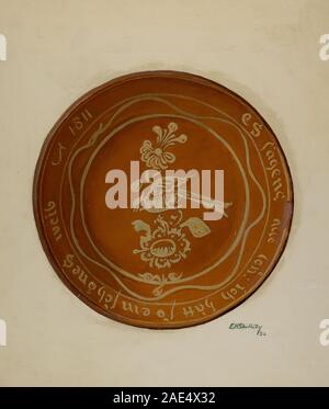 Un piatto tedesco della Pennsylvania creato nel 1936 da Eugene Shellady, realizzato in ceramica, con motivi decorativi dipinti o incisi, utilizzato per servire cibo o da esposizione. Foto Stock