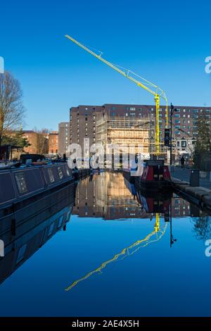 Una gru lavorando alla Mansion House apartment block development, New Islington, Ancoats, Manchester, Inghilterra, Regno Unito Foto Stock