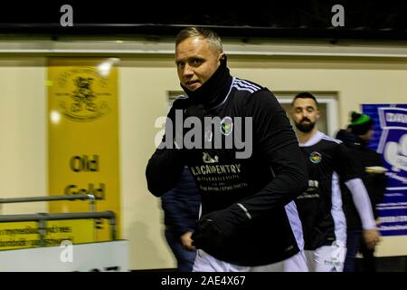 Carmarthen, Galles 6/12/19. Lee Trundle di Ammanford città si riscalda prima di kick off. Carmarthen Town v Ammanford Città a Richmond Park in JD Welsh C Foto Stock