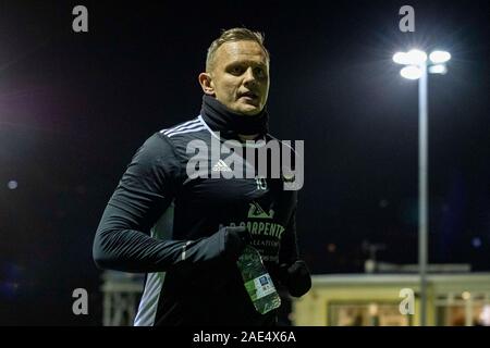 Carmarthen, Galles 6/12/19. Lee Trundle di Ammanford in azione contro di Carmarthen. Carmarthen Town v Ammanford Città a Richmond Park in JD Welsh Cu Foto Stock