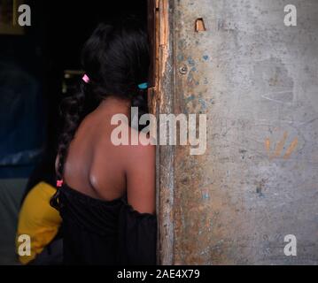 Caracas, Miranda, Venezuela. 30 Novembre, 2019. Una giovane ragazza attende di essere visto dal medico per una libera visita medica di controllo. Una grave crisi sta accadendo nel paese Sud Americano del Venezuela. Un governo corrotto e massiccia inflazione ha causato una grave mancanza di assistenza sanitaria. Quelli nella baraccopoli di poveri soffrono pesantemente. Alcune ONG stanno cercando di aiutare per quanto possibile. Una di queste ONG è il Impronta Venezuela. Impronta è un venezuelano organizzazione non-profit che nasce con lo scopo di trasformare la realtà che ci sfida, fornendo opportunità per le popolazioni più fragili di ri Foto Stock