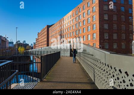 Tre modalità di passerella oltre il Rochdale Canal, campo di cotone Park, New Islington, Ancoats, Manchester, Inghilterra, Regno Unito Foto Stock