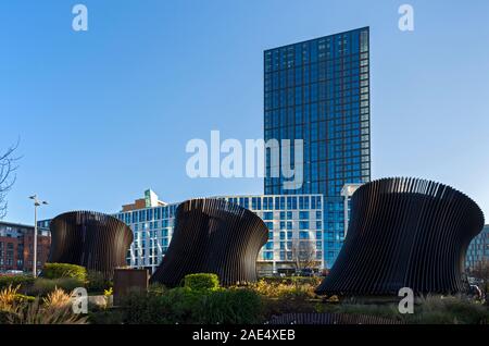 L'Angelo Giardini appartamenti e la "terra dei tubi per la produzione combinata di calore e del sistema di alimentazione del No.1 Angelo edificio quadrato., Manchester, Inghilterra, Regno Unito Foto Stock