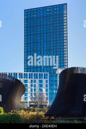 L'Angelo Giardini appartamenti e la "terra dei tubi per la produzione combinata di calore e del sistema di alimentazione del No.1 Angelo edificio quadrato., Manchester, Inghilterra, Regno Unito Foto Stock