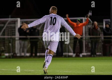 Carmarthen, Galles 6/12/19. Lee Trundle di Ammanford punteggi i suoi lati terzo obiettivo. Carmarthen Town v Ammanford Città a Richmond Park in JD Welsh Cup Foto Stock