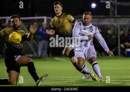 Carmarthen, Galles 6/12/19. Lee Trundle di Ammanford punteggi lati il suo quarto obiettivo. Carmarthen Town v Ammanford Città a Richmond Park in JD Welsh Cu Foto Stock