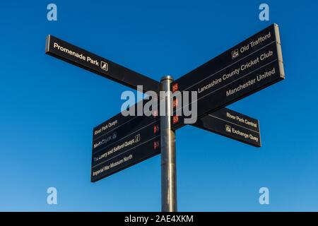 Segno all'Wharfeside fermata del tram sul metrolink Trafford Park linea, Trafford Park, Manchester, Inghilterra, Regno Unito Foto Stock