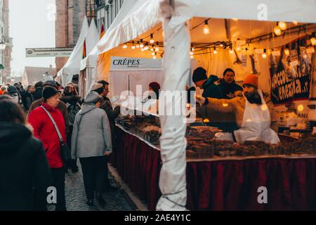 Tübingen, Germania - 6 Dicembre 2019: mercato del cioccolato chocolART con natale stand e bancarelle con molte persone in piedi in folla mulled potabile Foto Stock