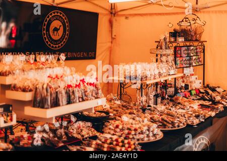 Tübingen, Germania - 6 Dicembre 2019: mercato del cioccolato chocolART con natale stand e bancarelle con molte persone in piedi in folla mulled potabile Foto Stock