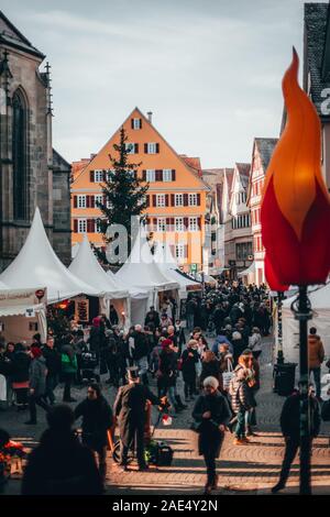 Tübingen, Germania - 6 Dicembre 2019: mercato del cioccolato chocolART con natale stand e bancarelle con molte persone in piedi in folla mulled potabile Foto Stock