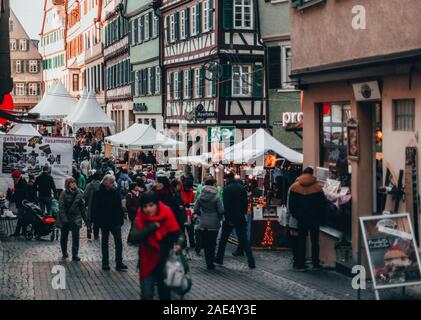 Tübingen, Germania - 6 Dicembre 2019: mercato del cioccolato chocolART con natale stand e bancarelle con molte persone in piedi in folla mulled potabile Foto Stock