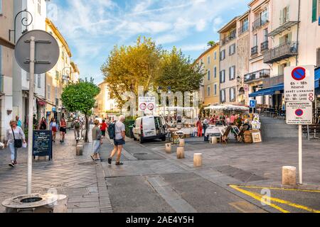 Turisti e locali francesi godono di una mattina d'estate in un esterno di mercato delle pulci nella storica cittadina balneare di Antibes, Francia, sulla Riviera Francese. Foto Stock