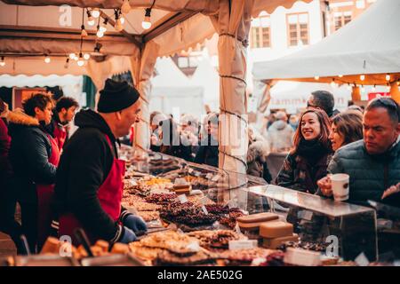 Tübingen, Germania - 6 Dicembre 2019: mercato del cioccolato chocolART con natale stand e bancarelle con molte persone in piedi in folla mulled potabile Foto Stock