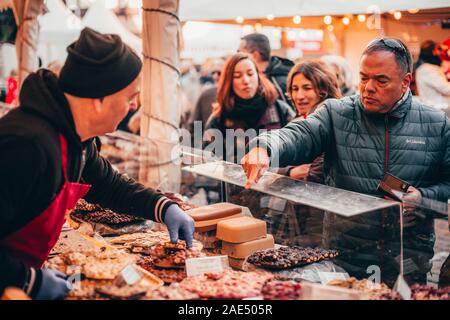 Tübingen, Germania - 6 Dicembre 2019: mercato del cioccolato chocolART con natale stand e bancarelle con molte persone in piedi in folla mulled potabile Foto Stock