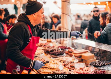 Tübingen, Germania - 6 Dicembre 2019: mercato del cioccolato chocolART con natale stand e bancarelle con molte persone in piedi in folla mulled potabile Foto Stock