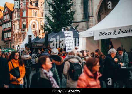 Tübingen, Germania - 6 Dicembre 2019: mercato del cioccolato chocolART con natale stand e bancarelle con molte persone in piedi in folla mulled potabile Foto Stock