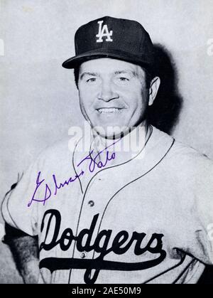 Vintage firmato in bianco e nero foto souvenir di Los Angeles Dodgers player Elmer valocirca 1958. Foto Stock