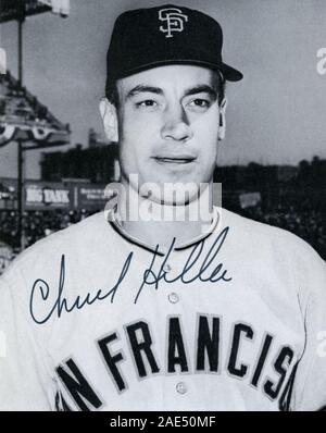 Vintage firmato in bianco e nero foto souvenir di Chuck Hiller con i San Francisco Giants circa 1960s. Foto Stock