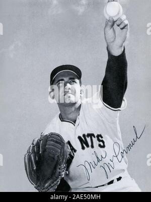Vintage firmato in bianco e nero foto souvenir di Mike McCormick con la San Francisco Giants circa 1960s. Foto Stock